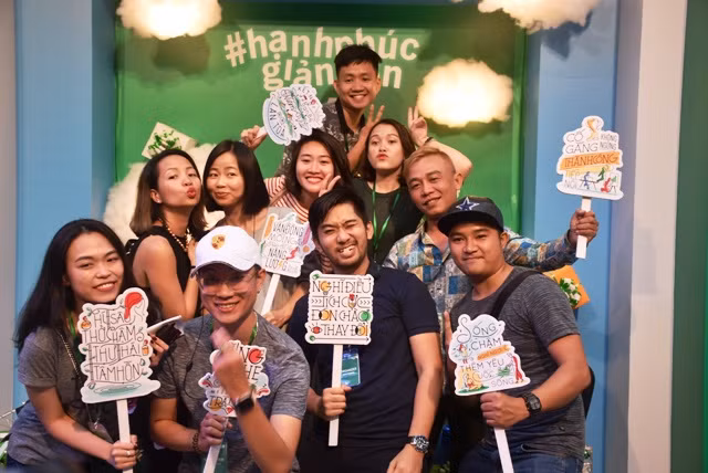 Nhiều bạn trẻ tham gia check-in và ghi lại những bức hình kỷ niệm chiều ngày 7/12