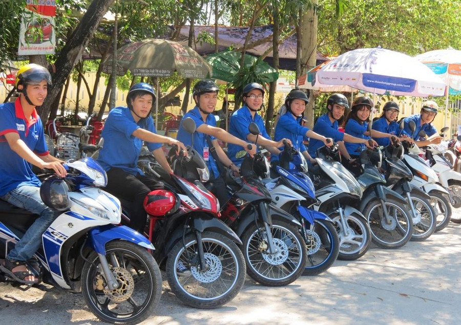 Đội xe ôm miễn phí của Câu lạc bộ hiếu máu nhân đạo và báo chí trường ĐH Ngoại Ngữ Huế hết lòng hỗ trợ thí sinh và người nhà Đội xe ôm miễn phí của Câu lạc bộ hiếu máu nhân đạo và báo chí trường ĐH Ngoại Ngữ Huế hết lòng hỗ trợ thí sinh và người nhà