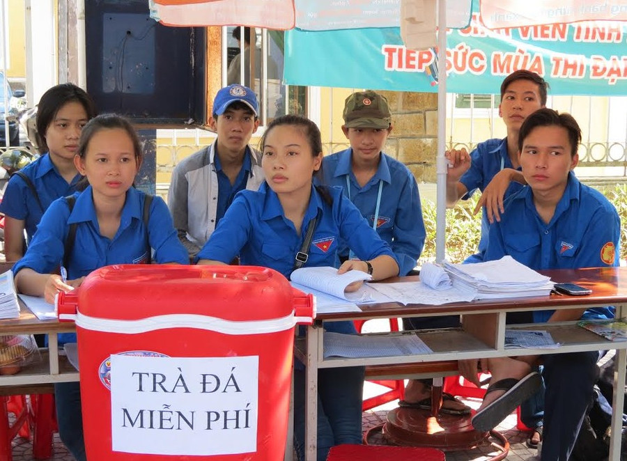 Phục vụ trà đá miễn phí cho thí sinh và người nhà tại điểm trường ĐHKH Huế Phục vụ trà đá miễn phí cho thí sinh và người nhà tại điểm trường ĐHKH Huế