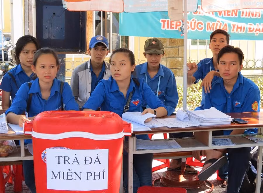 Phục vụ trà đá miễn phí cho thí sinh và người nhà tại điểm trường ĐHKH Huế