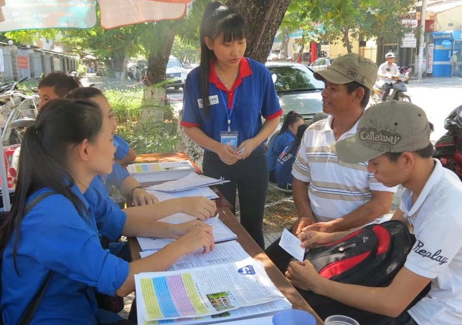 Các tình nguyện viên trường ĐHSP Huế nhiệt tình chỉ dẫn đường và chỗ ở cho người nhà thí sinh