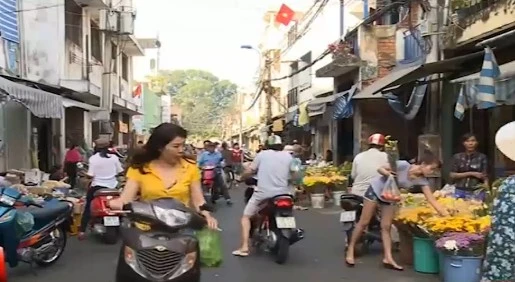 TP.HCM: Chợ và siêu thị rộn ràng ngày đầu năm