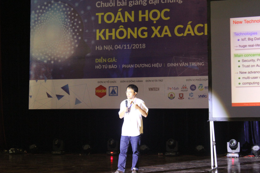 Chuỗi bài giảng đại chúng “Toán học không xa cách”
