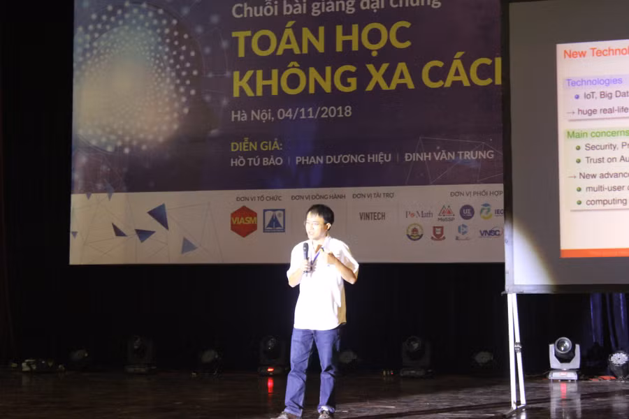 Chuỗi bài giảng đại chúng “Toán học không xa cách”