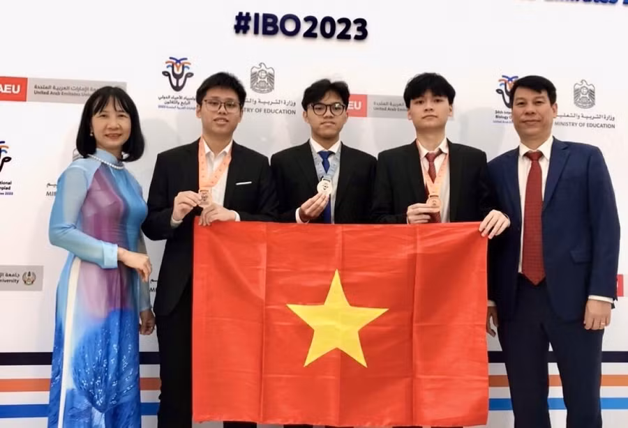 Thầy trò đội tuyển Olympic Sinh học.