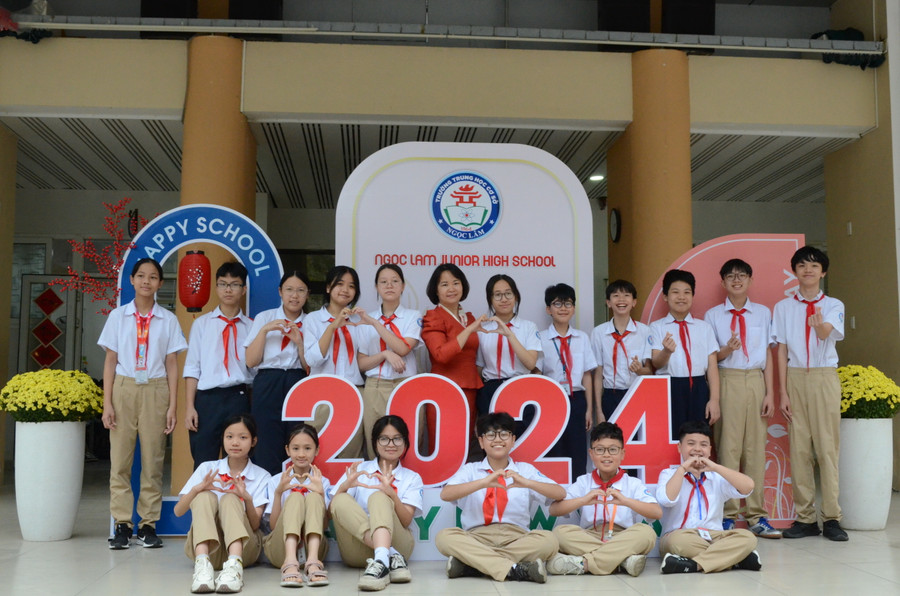 Trường THCS Ngọc Lâm cũng bố trí các không gian Tết ở trường để học sinh, giáo viên có thể cùng chụp ảnh với nhau, tạo không khí gần gũi. Ảnh Ngô Chuyên. Trường THCS Ngọc Lâm cũng bố trí các không gian Tết ở trường để học sinh, giáo viên có thể cùng chụp ảnh với nhau, tạo không khí gần gũi. Ảnh Ngô Chuyên.