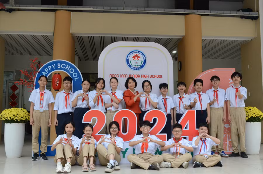 Trường THCS Ngọc Lâm cũng bố trí các không gian Tết ở trường để học sinh, giáo viên có thể cùng chụp ảnh với nhau, tạo không khí gần gũi. Ảnh Ngô Chuyên.