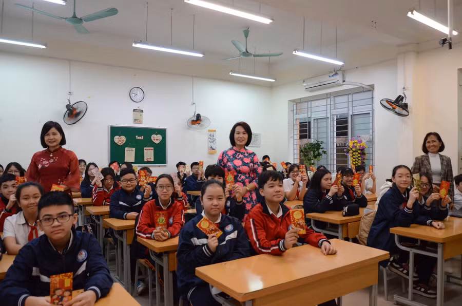 Như thường lệ, tiết đầu tiên của năm mới nhà trường dành cho cô trò tổ chức các hoạt động đầu năm. Ban giám hiệu nhà trường sẽ đến trực tiếp các lớp chúc Tết, mừng tuổi, động viên học trò. Ảnh Ngô Chuyên.