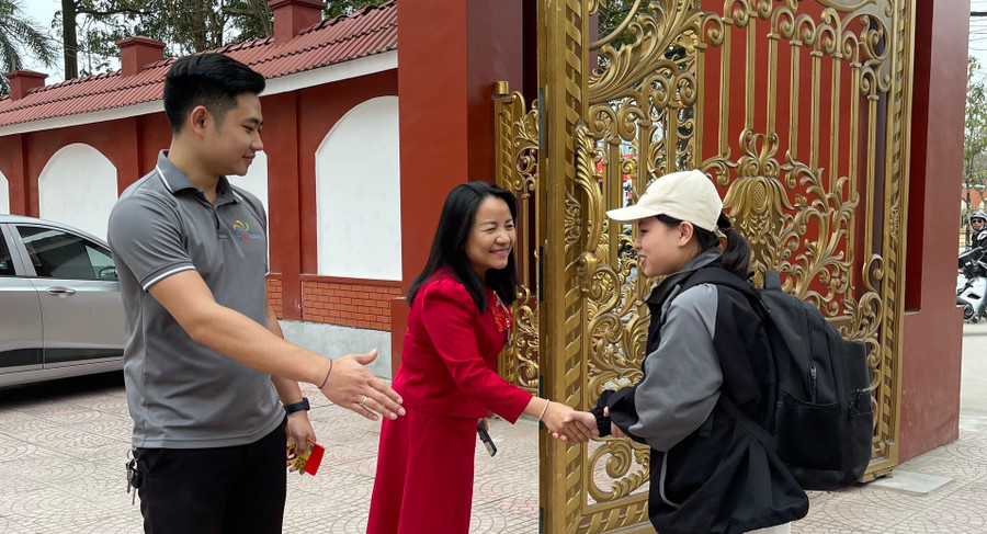 Thầy trò phấn khởi ngày đầu năm mới trở lại trường. Ảnh NT. Thầy trò phấn khởi ngày đầu năm mới trở lại trường. Ảnh NT.