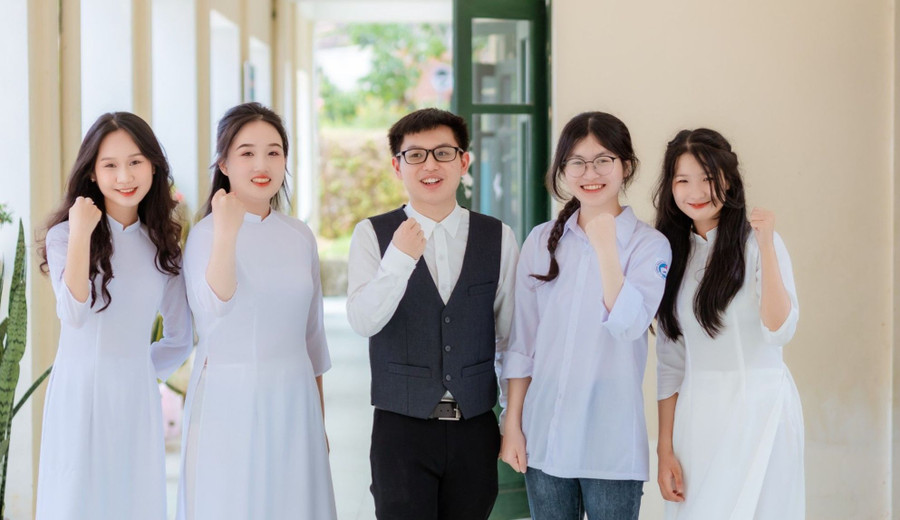 Ngân Hà (thứ 2, từ trái sang) cùng bạn của mình. Ảnh NVCC. Ngân Hà (thứ 2, từ trái sang) cùng bạn của mình. Ảnh NVCC.