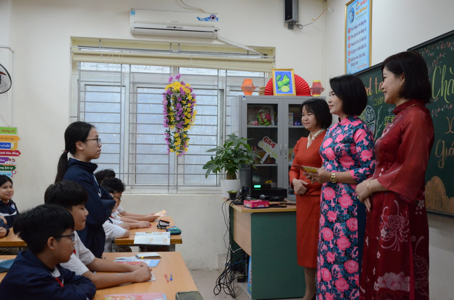 Học sinh Trường THCS Ngọc Lâm gửi lời cảm ơn và chúc Tết đến các cô trong Ban giám hiệu nhà trường. Ảnh Ngô Chuyên. Học sinh Trường THCS Ngọc Lâm gửi lời cảm ơn và chúc Tết đến các cô trong Ban giám hiệu nhà trường. Ảnh Ngô Chuyên.