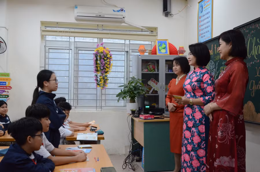 Học sinh Trường THCS Ngọc Lâm gửi lời cảm ơn và chúc Tết đến các cô trong Ban giám hiệu nhà trường. Ảnh Ngô Chuyên.