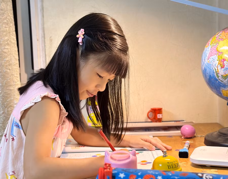 Học sinh Hà Nội ôn bài chuẩn bị cho ngày đầu tiên đến trường. Ảnh NVCC.