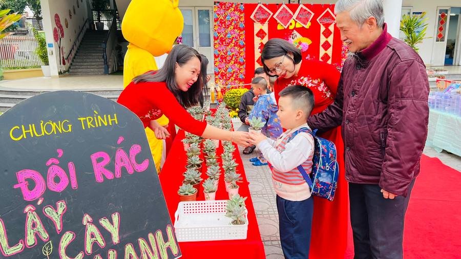 Trẻ phấn khởi khi nhận được món quà mừng tuổi đặc biệt trong ngày đầu trở lại trường. Trẻ phấn khởi khi nhận được món quà mừng tuổi đặc biệt trong ngày đầu trở lại trường.