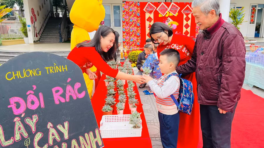 Trẻ phấn khởi khi nhận được món quà mừng tuổi đặc biệt trong ngày đầu trở lại trường.