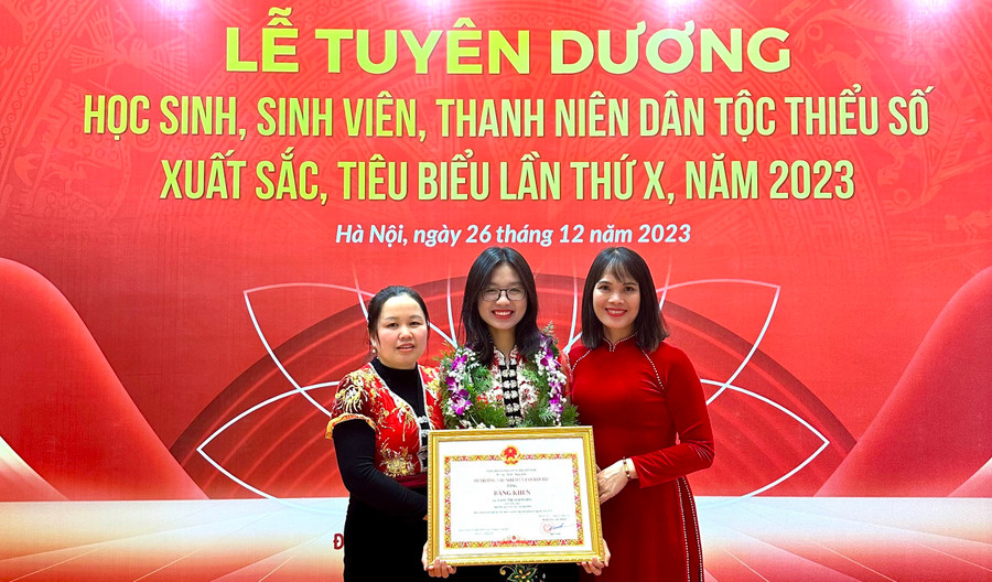 Cô Lê Sa (bên phải), giáo viên tiếng Anh, Trường Phổ thông DTNT THPT số 2 Nghệ An chụp ảnh cùng Mai Sương và mẹ. Ảnh NVCC.
