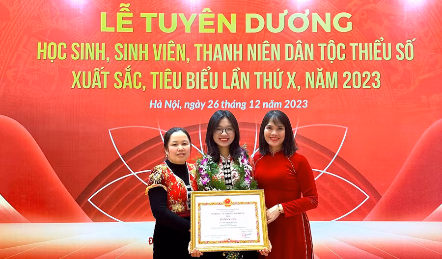 Cô Lê Sa (bên phải), giáo viên tiếng Anh, Trường Phổ thông DTNT THPT số 2 Nghệ An chụp ảnh cùng Mai Sương và mẹ. Ảnh NVCC.