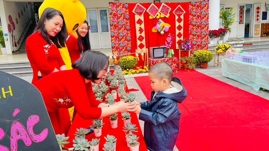 Cô Nguyễn Thị Bích Ngọc, Hiệu trưởng Trường Mầm non Tân Mai đã có mặt từ sớm ở cổng trường để đón trẻ và tự tay mình mừng tuổi trẻ những chậu cây sen đá với thông điệp mong các con ý thức bảo vệ môi trường. Cô Nguyễn Thị Bích Ngọc, Hiệu trưởng Trường Mầm non Tân Mai đã có mặt từ sớm ở cổng trường để đón trẻ và tự tay mình mừng tuổi trẻ những chậu cây sen đá với thông điệp mong các con ý thức bảo vệ môi trường.