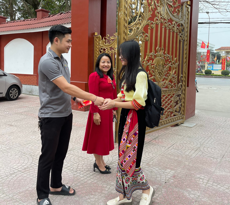 Trường THPT DTNT tỉnh Nghệ An bố trí giáo viên đón học trò ở cổng để chúc Tết và mừng tuổi. Ảnh NT. Trường THPT DTNT tỉnh Nghệ An bố trí giáo viên đón học trò ở cổng để chúc Tết và mừng tuổi. Ảnh NT.