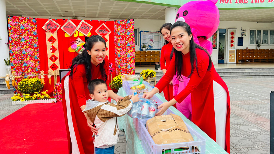 Bên cạnh đó, Trường Mầm non Tân Mai cũng tổ chức đổi vỏ chai nhựa, lon bia để lấy quà nhằm khuyến khích học sinh biết bảo vệ môi trường. Bên cạnh đó, Trường Mầm non Tân Mai cũng tổ chức đổi vỏ chai nhựa, lon bia để lấy quà nhằm khuyến khích học sinh biết bảo vệ môi trường.