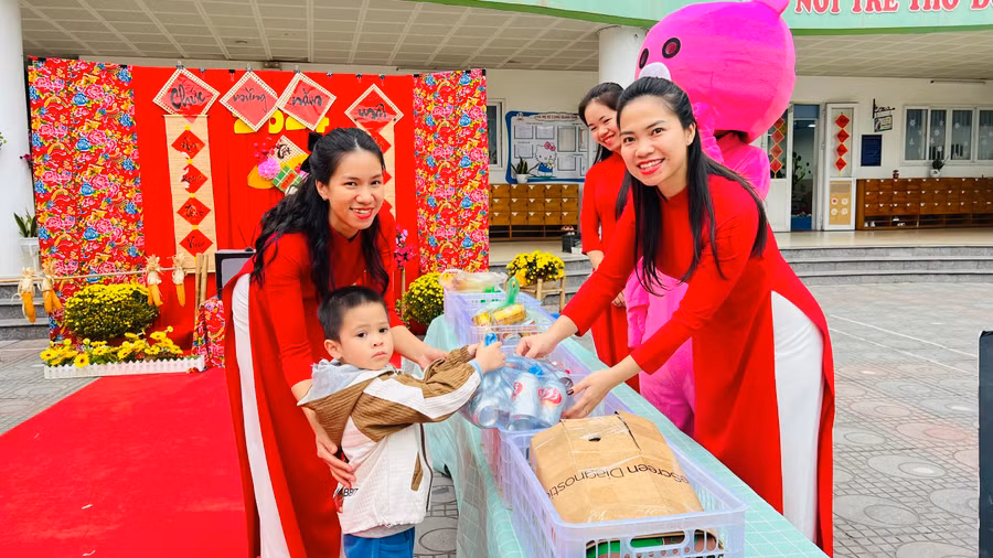 Bên cạnh đó, Trường Mầm non Tân Mai cũng tổ chức đổi vỏ chai nhựa, lon bia để lấy quà nhằm khuyến khích học sinh biết bảo vệ môi trường.