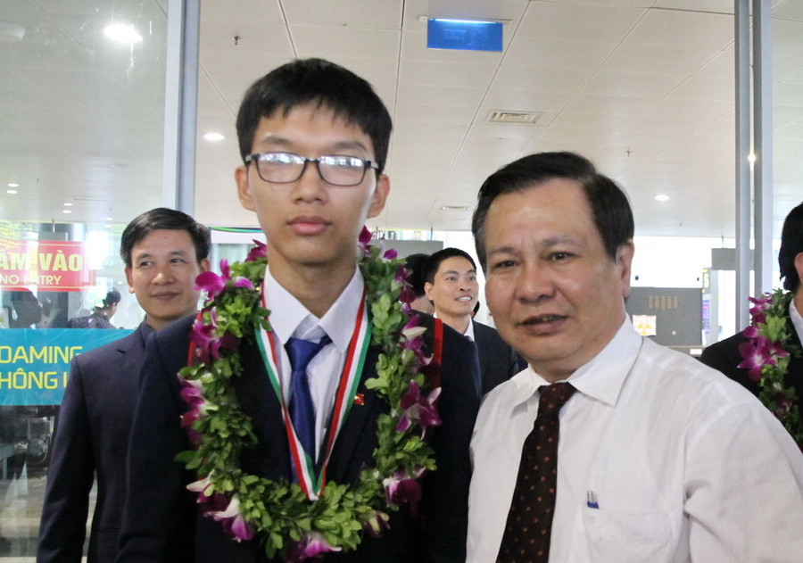 Phó Giám đốc Sở GD&ĐT Hà Nội Lê Ngọc Quang đón đoàn tại cửa sân bay Phó Giám đốc Sở GD&ĐT Hà Nội Lê Ngọc Quang đón đoàn tại cửa sân bay
