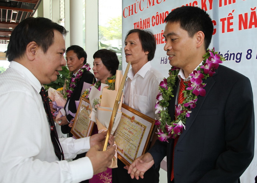 Lãnh đạo Sở GD&ĐT Hà Nội trao bằng khen cho các thầy cô lãnh đội Lãnh đạo Sở GD&ĐT Hà Nội trao bằng khen cho các thầy cô lãnh đội
