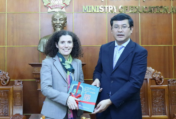 Thứ trưởng Nguyễn Văn Phúc tặng quà bà Rosario Portell Casanova Thứ trưởng Nguyễn Văn Phúc tặng quà bà Rosario Portell Casanova