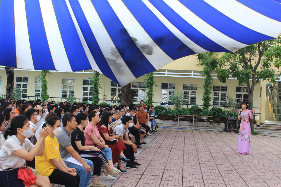 Quang cảnh buổi tư vấn nhập học cho phụ huynh học sinh sáng 10/7. Quang cảnh buổi tư vấn nhập học cho phụ huynh học sinh sáng 10/7.