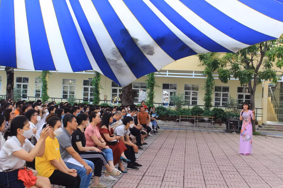 Quang cảnh buổi tư vấn nhập học cho phụ huynh học sinh sáng 10/7.