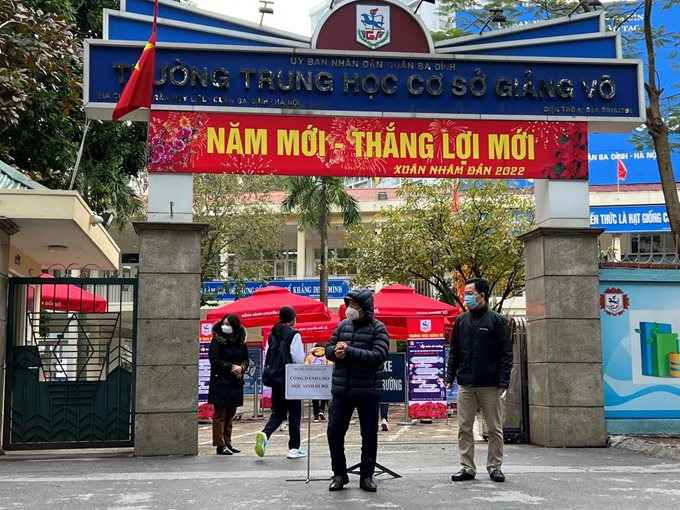 Hình ảnh cô Hiệu trưởng Tô Thị Hải Yến và thầy cô giáo trường THCS Giảng Võ dưới thời tiết giá buốt đón học sinh ở cổng trường (Ảnh tư liệu).