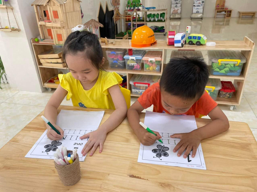 Trẻ mầm non được thỏa sức sáng tạo trong giờ học. Trẻ mầm non được thỏa sức sáng tạo trong giờ học.