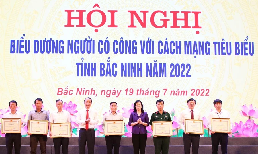 Quyền Bộ trưởng Bộ Y tế - Đào Hồng Lan và Phó Bí thư Thường trực Tỉnh ủy Bắc Ninh - Nguyễn Quốc Chung trao Bằng khen của Chủ tịch UBND tỉnh cho các tập thể thực hiện tốt phong trào “Đền ơn đáp nghĩa” giai đoạn 2017-2022.