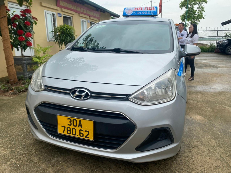 Cơ quan chức năng mời lái xe taxi BKS 30A-780.62 đến làm rõ sự việc sau phản ánh. Cơ quan chức năng mời lái xe taxi BKS 30A-780.62 đến làm rõ sự việc sau phản ánh.