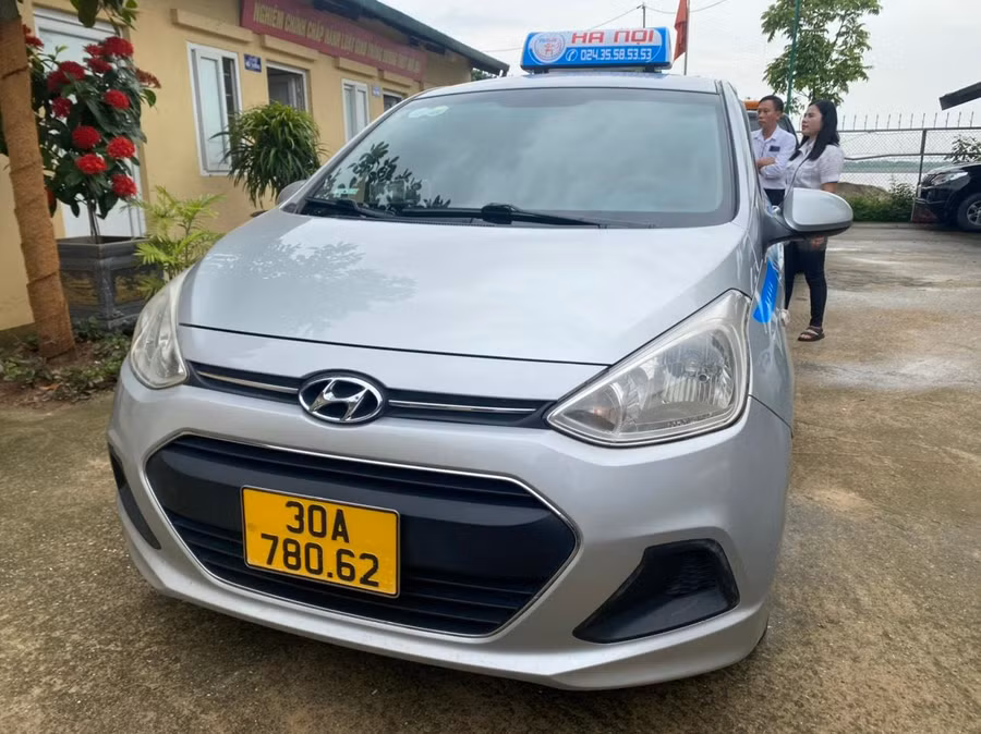 Cơ quan chức năng mời lái xe taxi BKS 30A-780.62 đến làm rõ sự việc sau phản ánh.