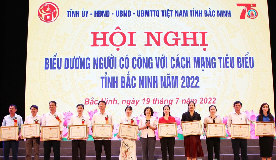 Chủ tịch UBND tỉnh Bắc Ninh - Nguyễn Hương Giang trao Bằng khen cho các tập thể thực hiện tốt phong trào “Đền ơn đáp nghĩa” giai đoạn 2017-2022. Chủ tịch UBND tỉnh Bắc Ninh - Nguyễn Hương Giang trao Bằng khen cho các tập thể thực hiện tốt phong trào “Đền ơn đáp nghĩa” giai đoạn 2017-2022.