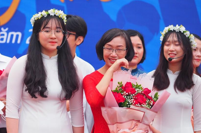 Hình ảnh cô trò trong ngày chia tay khối 9 năm học 2021 -2022.