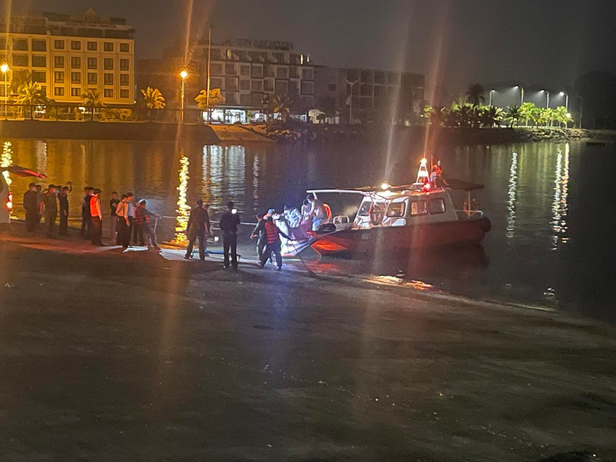 Lúc 22h30, thi thể 2 nạn nhân được đưa về Cảng tàu khách quốc tế Tuần Châu, sau đó đưa về Bệnh viện Bãi Cháy (Quảng Ninh). Lúc 22h30, thi thể 2 nạn nhân được đưa về Cảng tàu khách quốc tế Tuần Châu, sau đó đưa về Bệnh viện Bãi Cháy (Quảng Ninh).