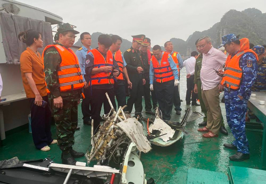 Một bộ phận của máy bay được trục vớt. Một bộ phận của máy bay được trục vớt.