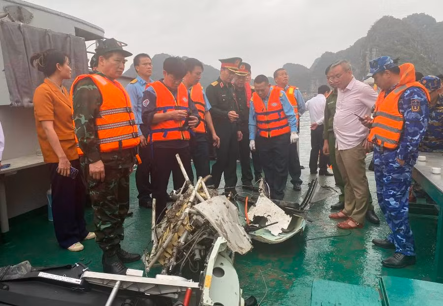 Một bộ phận của máy bay được trục vớt.