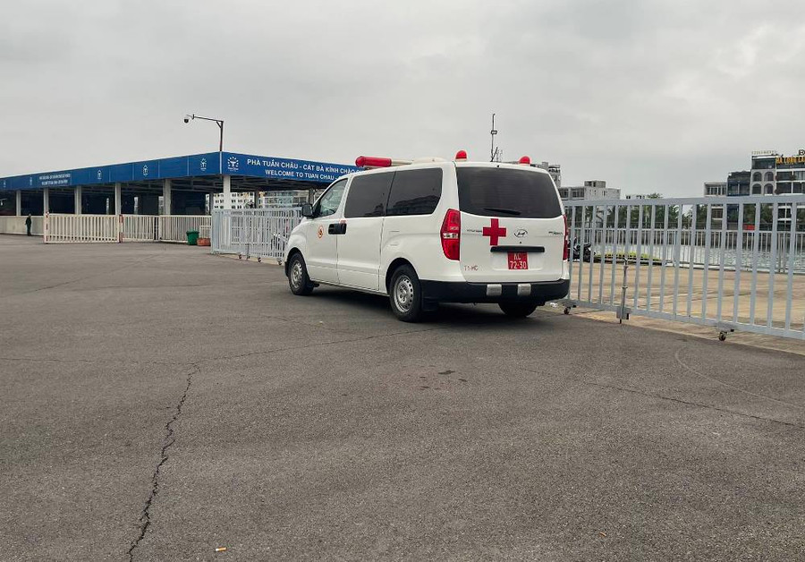 Xe cứu thương túc trực ở Cảng tàu khách quốc tế Tuần Châu, Quảng Ninh để chờ đưa thi thể về Bệnh viện Bãi Cháy. Xe cứu thương túc trực ở Cảng tàu khách quốc tế Tuần Châu, Quảng Ninh để chờ đưa thi thể về Bệnh viện Bãi Cháy.