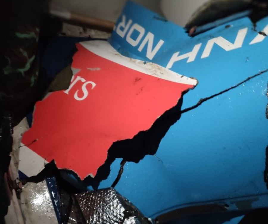 Vỏ máy bay vỡ thành nhiều mảnh. Vỏ máy bay vỡ thành nhiều mảnh.