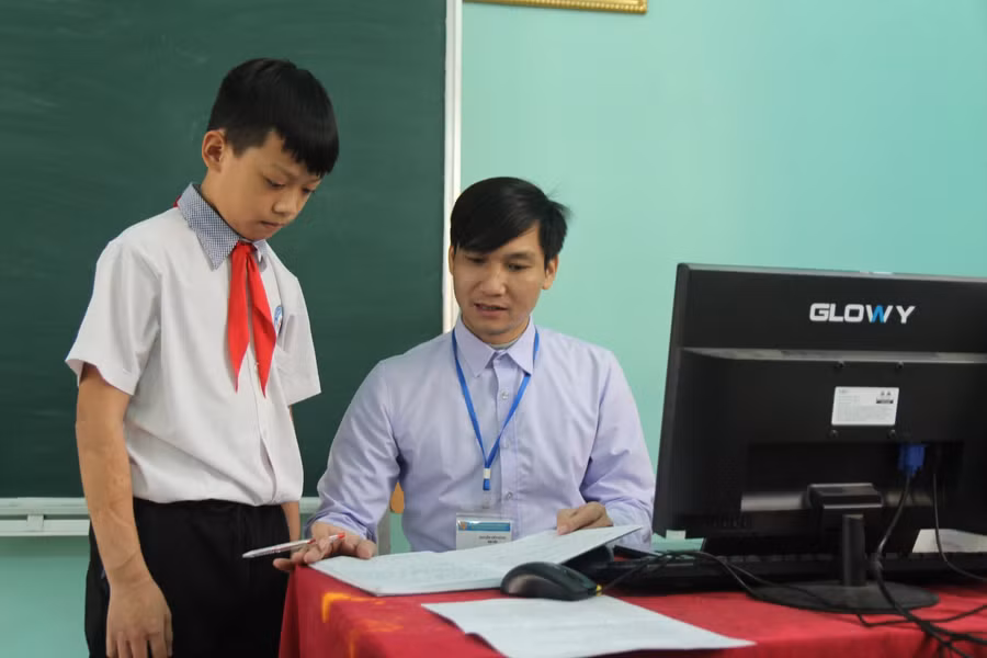 Thầy Nguyễn Văn Hùng Trường THCS Thị trấn Thắng (huyện Hiệp Hòa) được Bộ trưởng Bộ GD&amp;ĐT vinh danh nhà giáo tiêu biểu toàn quốc năm 2021.