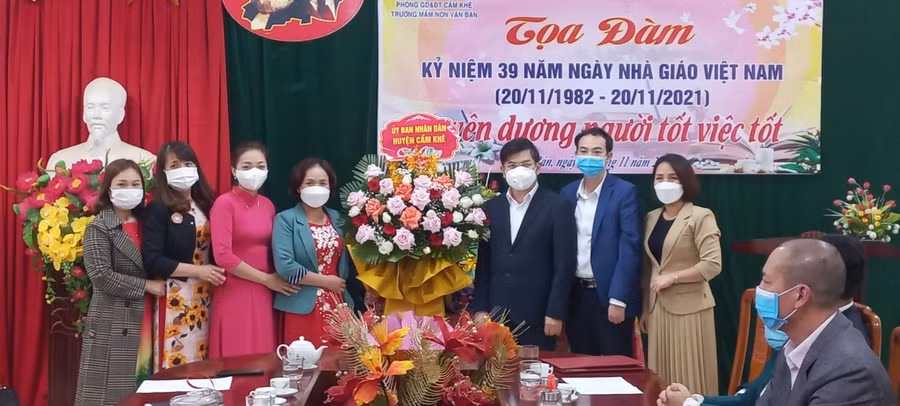 Đại diện lãnh đạo UBND huyện Cẩm Khê chúc mừng ngành GD&amp;ĐT huyện nhân ngày Nhà giáo Việt Nam 20/11.