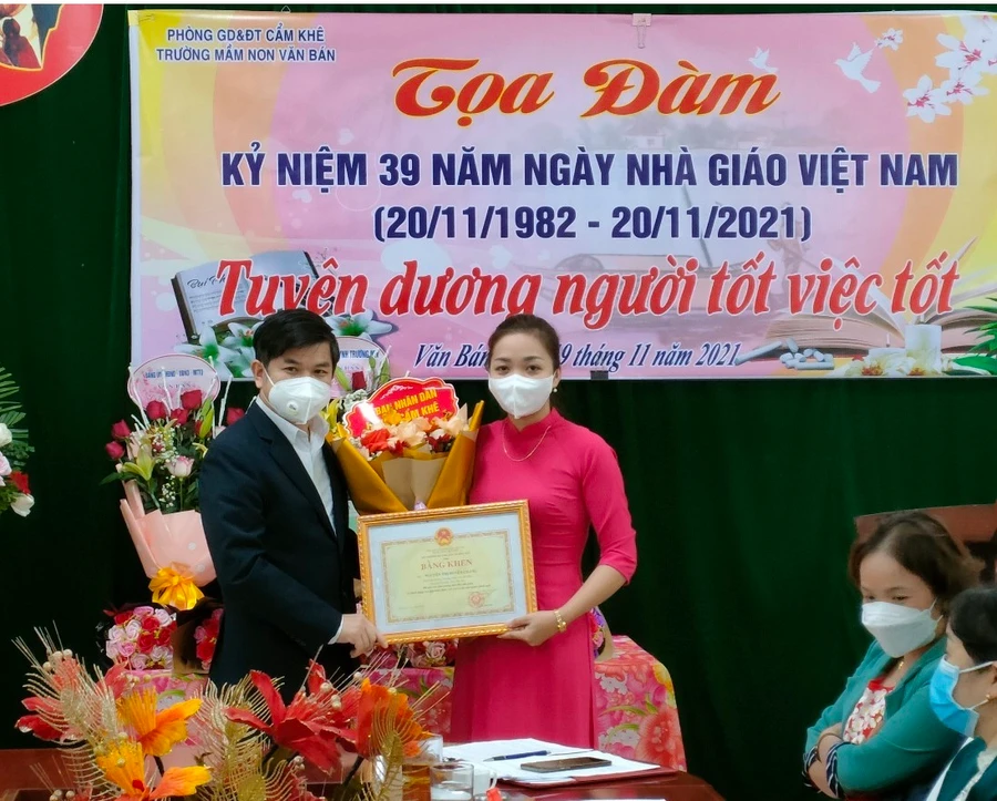 Ông Nguyễn Tân Sơn - Phó Chủ tịch UBND huyện Cẩm Khê trao Bằng khen của Bộ trưởng Bộ GD&ĐT cho cô Nguyễn Thị Huyền Chang.