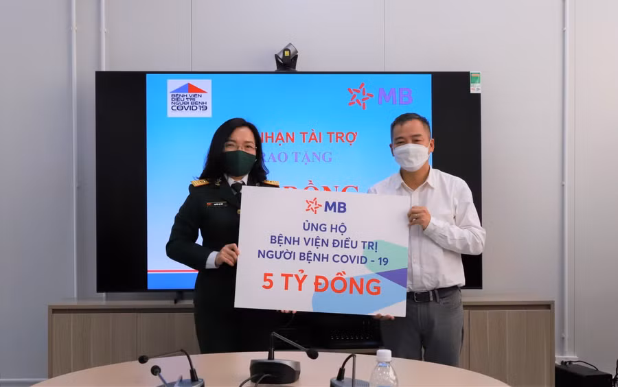 Bà Nguyễn Thị Thủy – Thành viên HĐQT MB thay mặt MB trao tặng 5 tỷ đồng đến Bệnh viện điều trị người bệnh COVID-19.