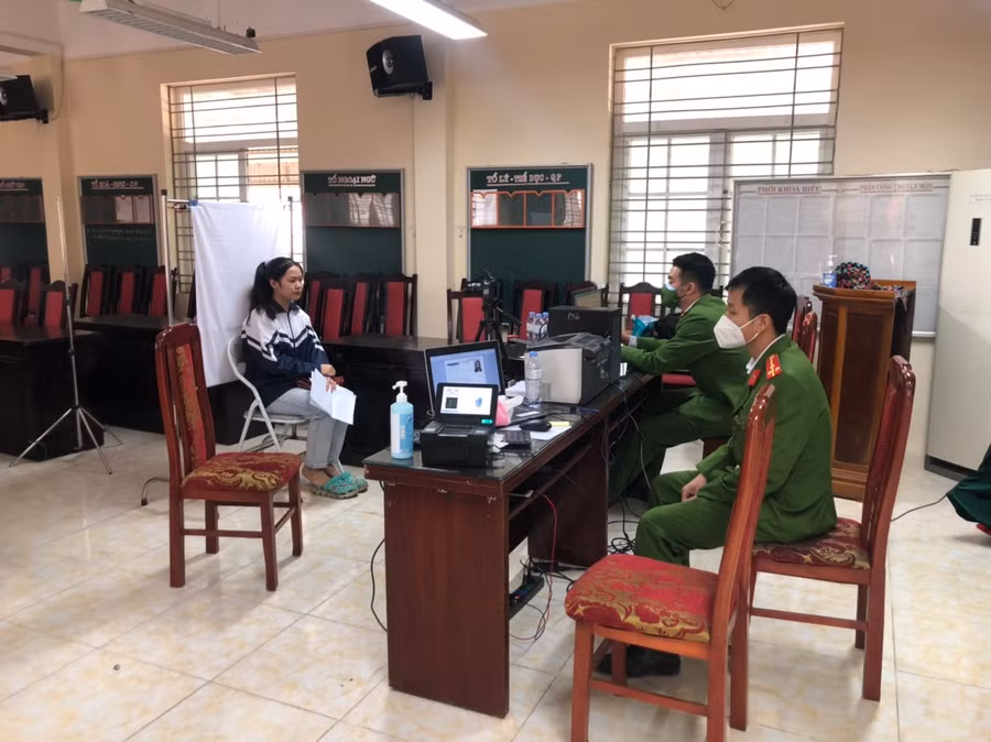 Tổ chức cấp CCCD cho học sinh tại các điểm tiêm vắc xin phòng Covid-19.