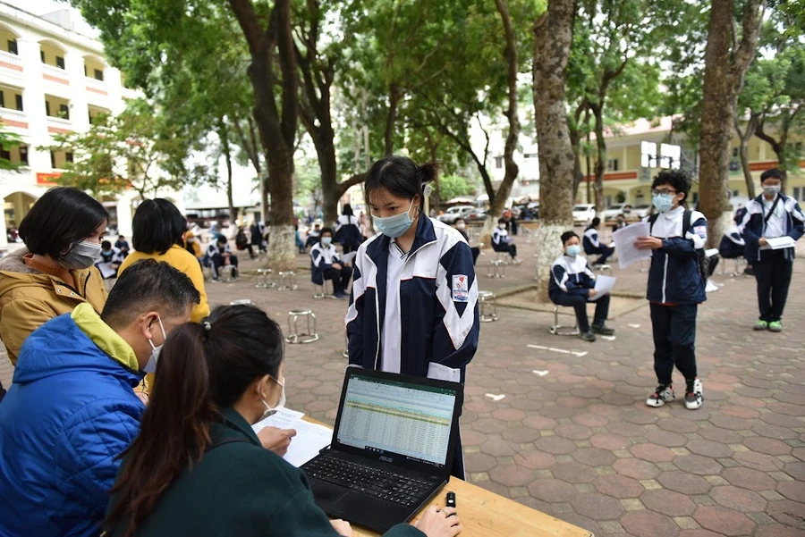 Học sinh THPT thực hiện các bước khi tiêm vắc xin phòng dịch Covid-19 (Ảnh minh họa).