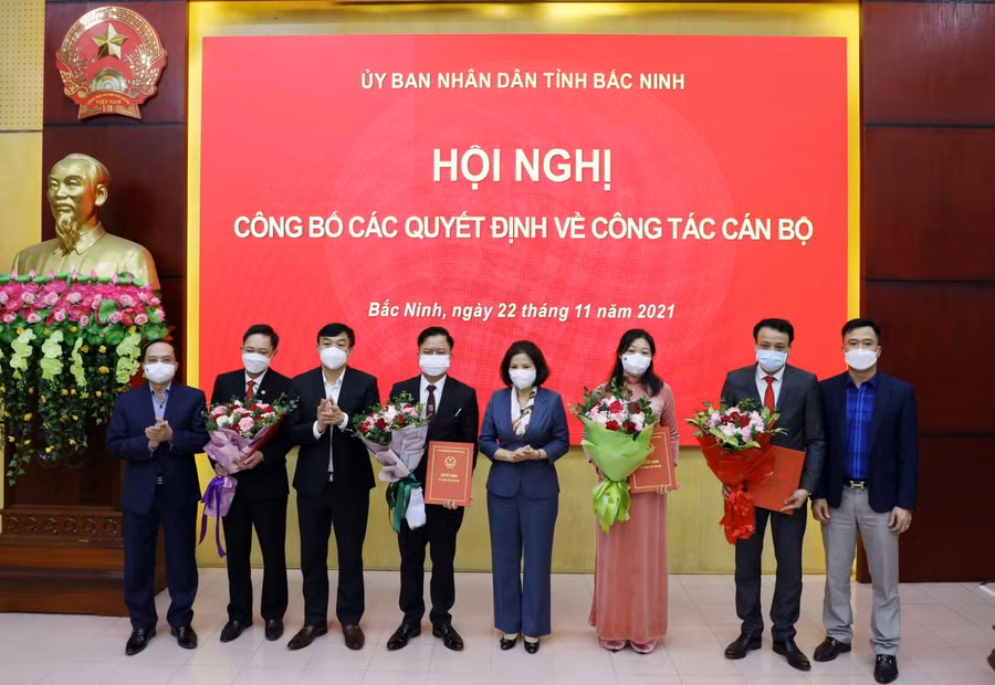 Các đồng chí lãnh đạo tỉnh Bắc Ninh tặng hoa chúc mừng các đồng chí được bổ nhiệm vị trí mới.
