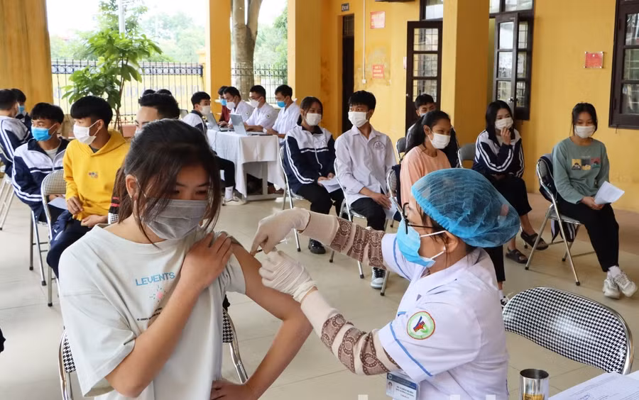 Lực lượng y tế thực hiện tiêm vắc xin phòng Covid-19 cho học sinh.